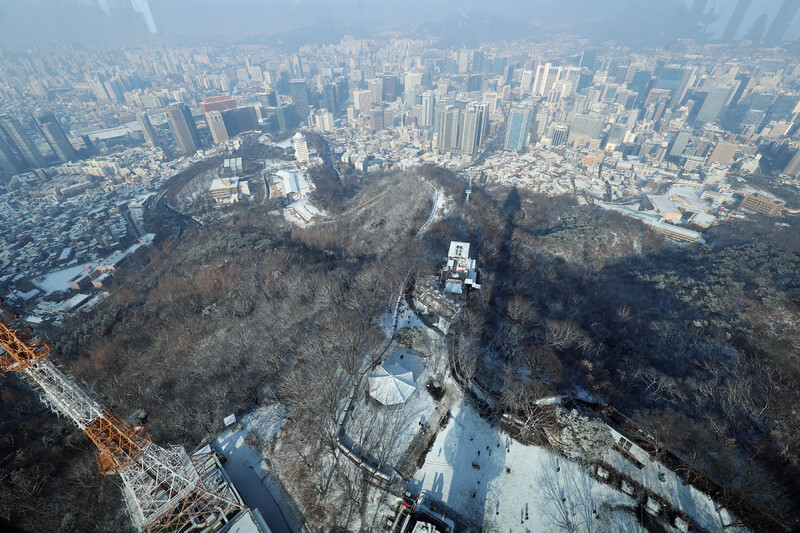 지난 24일 오전 남산에서 바라본 서울 시내에 눈이 쌓여 있다. 연합뉴스