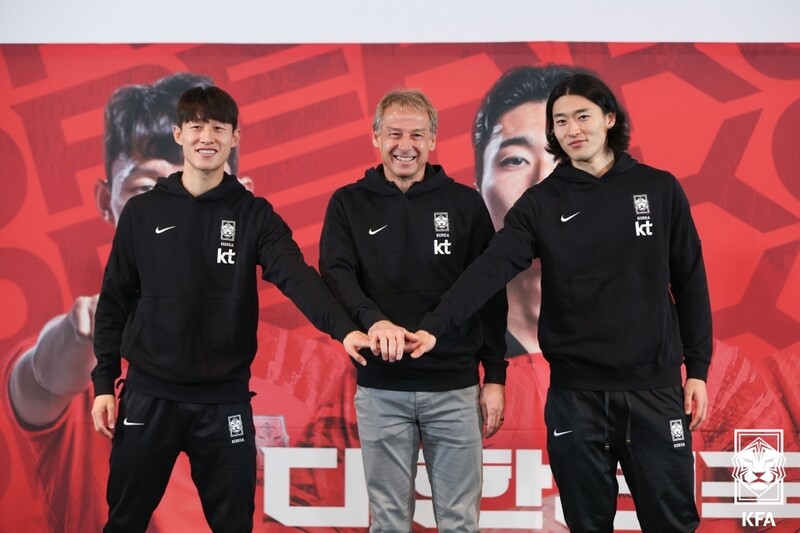 한국 남자 축구 국가대표팀 이재성(왼쪽·마인츠), 위르겐 클린스만 감독, 조규성(미트윌란)이 28일 오전 서울 용산구 용산CGV에서 열린 2023 카타르아시안컵 명단 발표식에 앞서 우승을 향한 각오를 다지고 있다. KFA 제공