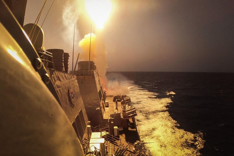 지난해 10월 미국 해군이 홍해에서 예멘 후티 반군의 미사일과 무인항공기를 격추하고 있다. AFP 연합