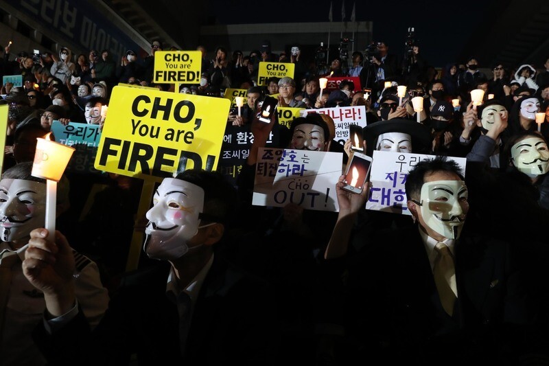 대한항공 직원들과 시민들이 5월7일 저녁 서울 광화문 세종문화회관 계단에서 조양호 한진그룹 회장 일가의 '갑질'을 규탄하고 조 회장 일가에게 경영 일선 퇴진을 요구하는 촛불집회를 열고 있다. 강창광 기자 chang@hani.co.kr