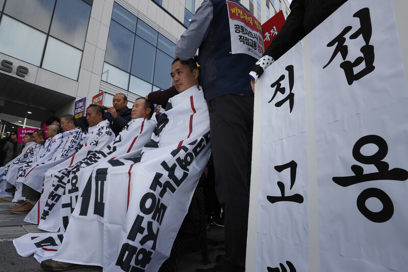 전국공공연구노조 한국과학기술정보연구원 비정규직지부 간부들이 18일 낮 자회사 설립을 통한 정규직 반대와 직접고용을 요구하는 삭발식을 열었다. 비정규직지부는 과학기술정보통신부 앞에서 무기한 천막농성을 시작했다. 세종/이정아 기자 leej@hani.co.kr