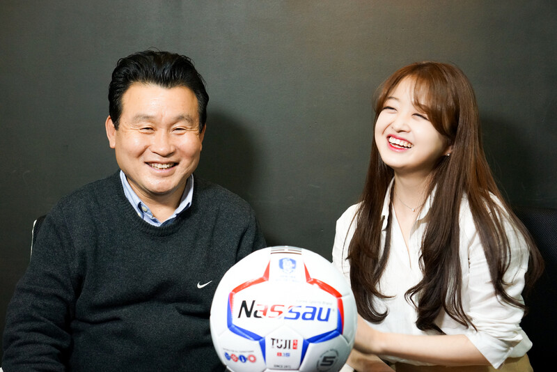 4만여품의 축구 소장품을 보유한 이재형 이사(왼쪽)가 유튜버 양찌와 유튜브 ‘싸카리TV’를 진행하고 있다. 싸카리TV 제공