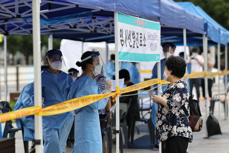 서울 중구 남대문시장에서 코로나19 확진자가 여럿 발생한 가운데, 10일 시장에 마련된 임시선별진료소에서 시민들이 검사를 받고 있다. 연합뉴스 서울 중구 남대문시장에서 코로나19 확진자가 여럿 발생한 가운데, 10일 시장에 마련된 임시선별진료소에서 시민들이 검사를 받고 있다. 연합뉴스