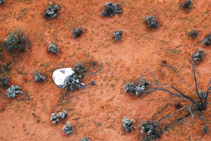 호주 남부 사막지대에 떨어진 지름 40cm의 소행성 표본 캡슐. JAXA 우주과학연구소(ISAS) 트위터