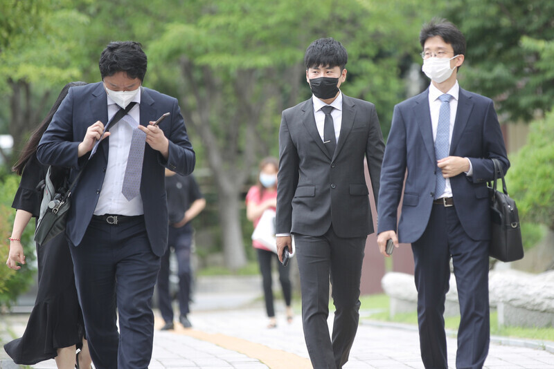 7월1일 광주광역시 서구 광주가정법원에서 가수 고 구하라의 친오빠 호인(가운데)씨가 친모를 상대로 낸 '상속재산 분할 심판청구' 소송 심문기일에 출석하고 있다.연합뉴스