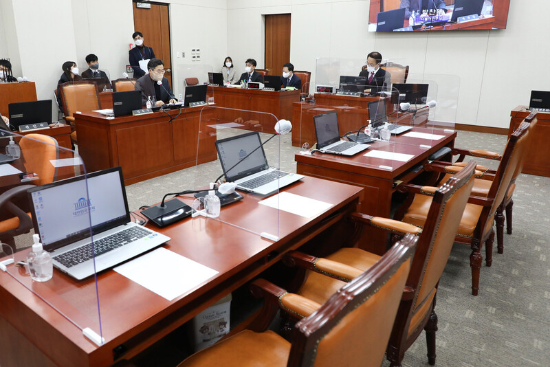 21일 국회에서 열린 교육위원회 전체회의에서 박찬대 더불어민주당 간사가 의사진행 발언을 하고 있다. 이날 교육위 전체회의는 민주당이 국민의힘 윤석열 대선후보 부인 김건희씨 허위경력 관련 현안질의를 요구했으나 야당이 불참해 안건이 미정인 상태로 열렸다. 연합뉴스