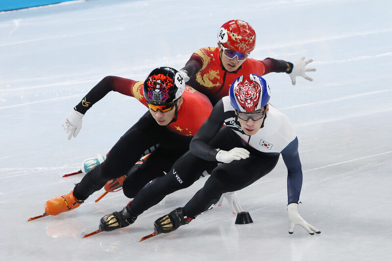 한국 쇼트트랙 대표팀 황대헌이 7일 오후 중국 베이징 서우두체육관에서 열린 2022 베이징겨울올림픽 쇼트트랙 남자 1000m 준결승에서 상대 선수를 추월해 질주하고 있다. 베이징/연합뉴스