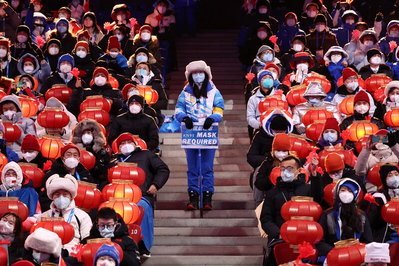 중국 관중이 20일 중국 베이징 국립경기장에서 열린 2022 베이징겨울올림픽 폐막식에 참석해 오성홍기가 그려진 응원도구를 들어 보이고 있다. 베이징/로이터 연합뉴스