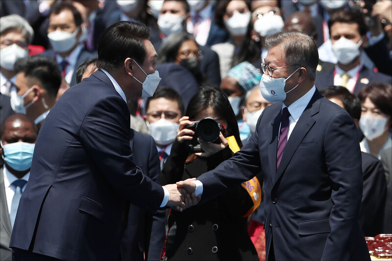 윤석열 대통령이 10일 국회에서 제20대 대통령 취임식을 마친 뒤 문재인 전 대통령과 악수하고 있다. 연합뉴스