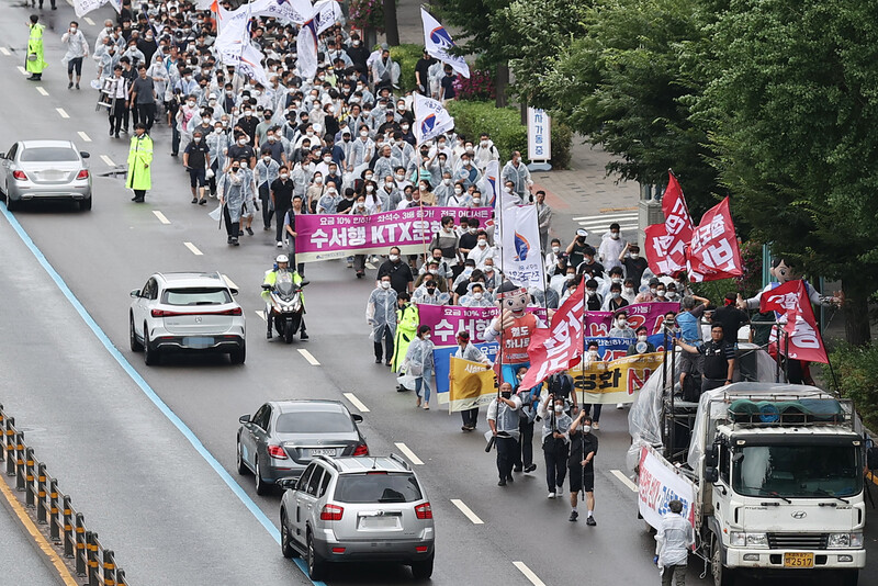 28일 오후 서울 용산구 한강대로에서 전국철도노동조합 조합원들이 철도노동자 총력결의대회를 마친 뒤 용산 대통령실까지 행진하고 있다. 연합뉴스