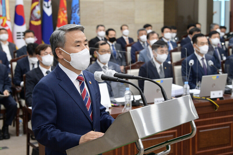 지난 4일 서울 용산구 국방부 청사에서 열린 국회 국방위원회의 국방부 등에 대한 국정감사에서 이종섭 국방부 장관이 인사말을 하고 있다. 공동취재사진