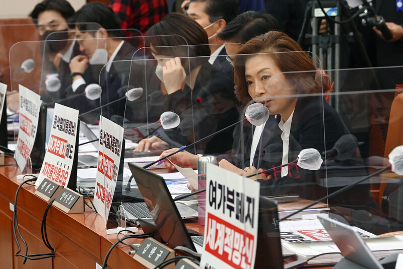 25일 국회 여성가족위원회 국정감사에서 양이원영 더불어민주당 의원이 김현숙 여성가족부 장관의 퇴장을 요구하고 있다. 공동취재사진