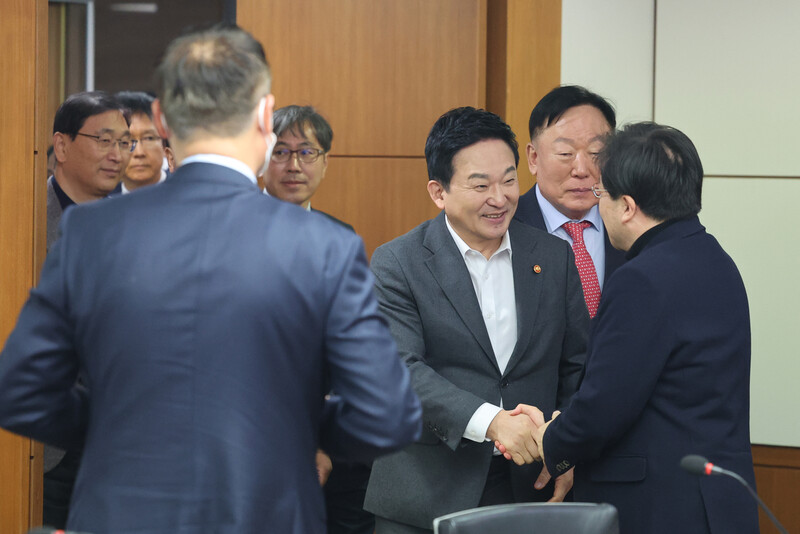 원희룡 국토교통부 장관이 1일 오전 서울 강남구 건설회관에서 대한건설협회 등 민간 건설 관련 협회들과 공공기관 대표자들을 만나 인사를 나누고 있다. 연합뉴스