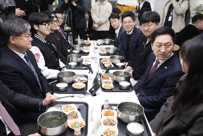 김기현 국민의힘 대표가 지난 28일 서울 동대문구 경희대 푸른솔문화관 학생식당을 찾아 ‘1천원 아침밥’을 먹으며 학생들과 대화하고 있다. 연합뉴스