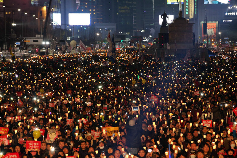 2016년 12월3일 오후 박근혜 대통령 퇴진을 요구하는 6차 주말 촛불집회에 참가한 시민들이 서울 광화문광장을 가득 메운 채 촛불을 들고서 구호를 외치고 있다. 김태형 기자 xogud555@hani.co.kr