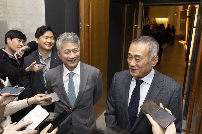 12일 동국제강 임시주총 뒤 장세주 부회장(오른쪽)과 장세욱 부회장이 취재진 질의에 답하고 있다. 동국제강 제공