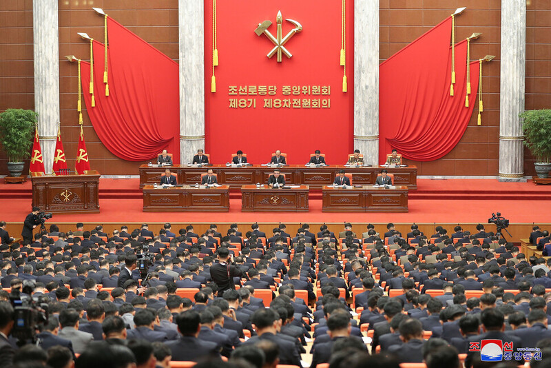 김정은 북한 조선노동당 총비서 겸 국무위원장이 참석한 가운데, 노동당 중앙위원회 제8기 8차 전원회의 확대회의가 16일 평양 노동당 중앙위 본부에서 시작됐다고 17일 노동신문이 보도했다. 조선중앙통신 연합뉴스