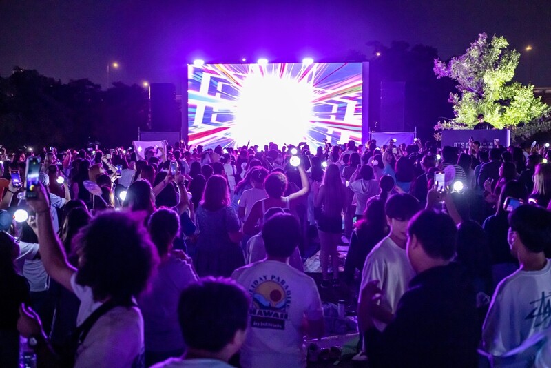 ‘방탄소년단 데뷔 10돌 기념 축제’에서 아미들이 공연을 즐기고 있는 모습. 연합뉴스