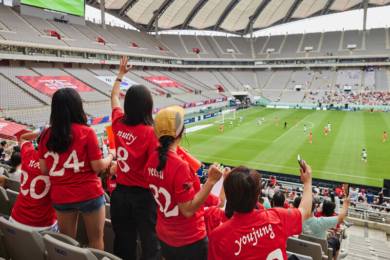 지난 8일 서울 상암월드컵경기장에서 너티에프시 회원들이 아이티와 맞붙은 한국 여자축구 대표팀을 응원하고 있다. 윤동길 스튜디오 어댑터 실장