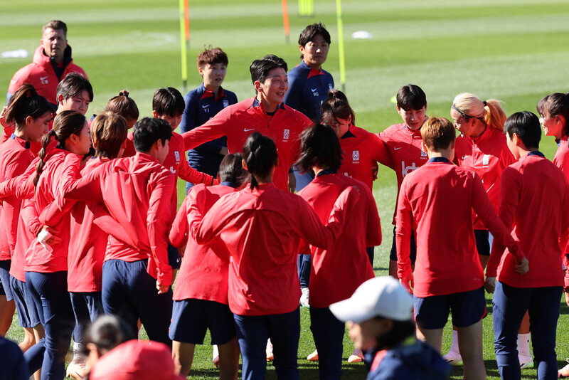 콜린 벨 감독이 이끄는 한국 여자축구대표팀 선수들이 22일 오후 호주 시드니 외곽의 캠벨타운 스포츠 스타디움에서 훈련하고 있다. 시드니/연합뉴스