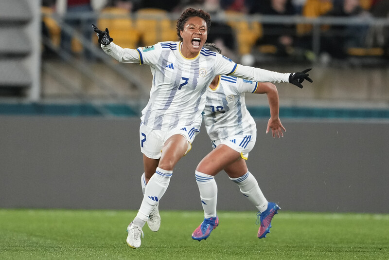 필리핀 여자축구 대표팀 서리나 볼든이 7월25일(한국시각) 뉴질랜드 웰링턴 리저널스타디움에서 열린 2023 국제축구연맹(FIFA) 호주·뉴질랜드 월드컵 조별리그 A조 2차전 뉴질랜드와 경기에서 선제 결승골을 뽑은 뒤 기뻐하고 있다. 웰링턴/AP 연합뉴스