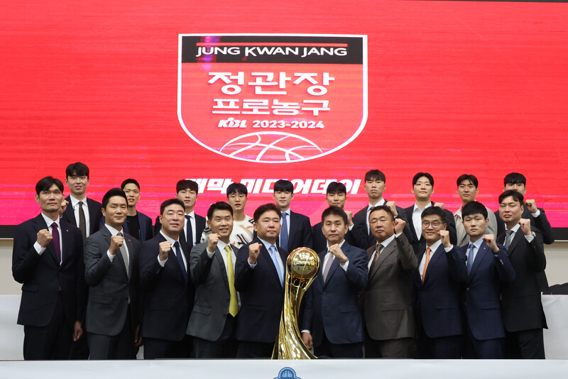 한국프로농구(KBL) 10개 구단 감독과 선수들이 16일 오전 서울 송파구 올림픽파크텔에서 열린 2023∼2024 시즌 개막 미디어데이에서 제각기 각오를 밝혔다. 연합뉴스