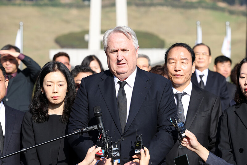 인요한 국민의힘 혁신위원장이 30일 오전 광주 북구 국립5·18민주묘지에서 참배를 마친 뒤 발언하고 있다. 연합뉴스