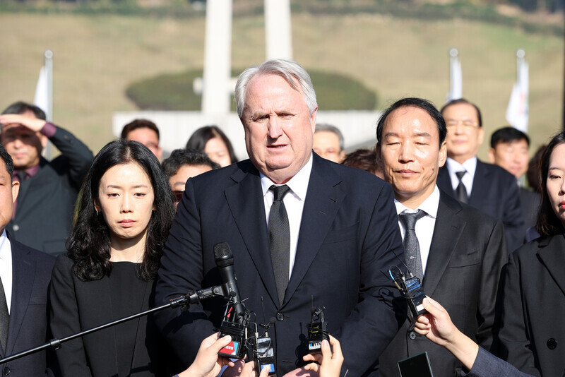 인요한 국민의힘 혁신위원장이 지난달 30일 오전 광주 북구 국립5·18민주묘지에서 참배를 마친 뒤 발언하고 있다. 연합뉴스