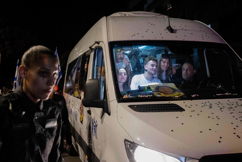 팔레스타인 무장정파 하마스한테서 풀려난 이스라엘인 인질들이 병원에서 건강 점검을 마친 지난 4일 가족이 있는 집으로 돌아가고 있다. AFP 연합뉴스