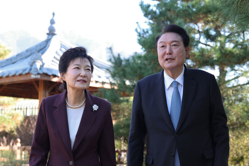 윤석열 대통령이 지난달 7일 대구 달성군 박근혜 전 대통령 사저에서 박 전 대통령을 만나 산책을 하며 대화하고 있다. 대통령실 제공