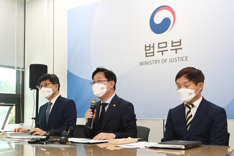 박범계 법무부 장관(가운데)과 윤웅장 법무부 범죄예방정책국장(왼쪽), 유병철 법무부 교정본부장이 3일 오후 서울 서초구 서울고검 의정관에서 열린 ‘전자 감독대상자 훼손·재범사건 관련 대책’ 발표를 하고 있다. 연합뉴스