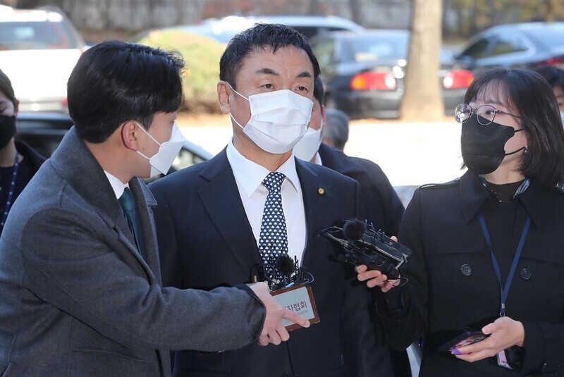 도이치모터스 주가조작·배임 혐의를 받는 권오수 도이치모터스 회장이 지난달 16일 오전 서울 서초구 서울중앙지방법원에서 열린 구속 전 피의자 심문에 출석하기 위해 법정으로 향하고 있다. 신소영 기자 viator@hani.co.kr