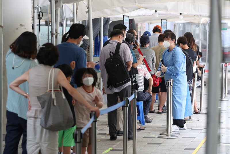 4일 오전 서울 마포구보건소에 마련된 선별진료소에서 시민들이 검사를 기다리며 줄을 서고 있다. 연합뉴스
