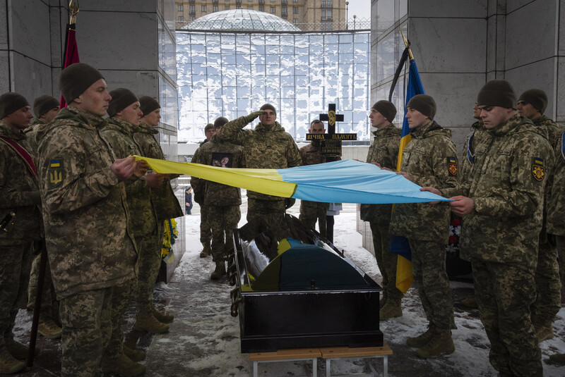지난 12일(현지시각) 우크라이나 군인들이 전사한 동료의 장례식을 치르고 있다. AP 연합뉴스