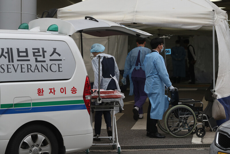 지난달 28일 서울 신촌 세브란스병원 선별진료소 앞에 의료진이 분주하게 움직이고 있다. 병상 부족 문제가 불거지자, 세브란스병원은 22개 음압병상을 모두 코로나19 환자 치료용으로 전환한 바 있다. 연합뉴스