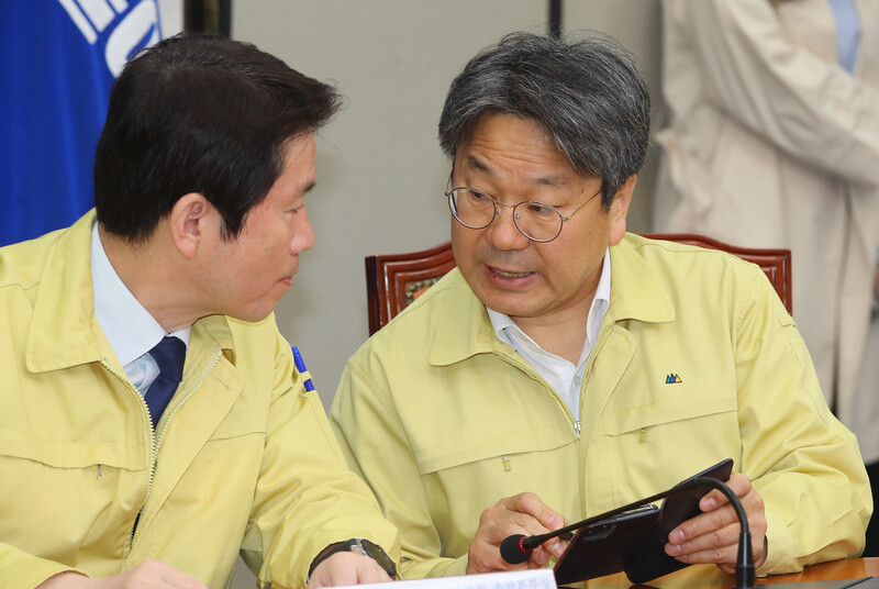 이인영 더불어민주당 원내대표 및 코로나19국난극복위원회 총괄본부장(왼쪽)과 강기정 청와대 정무수석이 25일 국회에서 열린 제3차 코로나19대응 당정청회의에서 논의하고 있다.