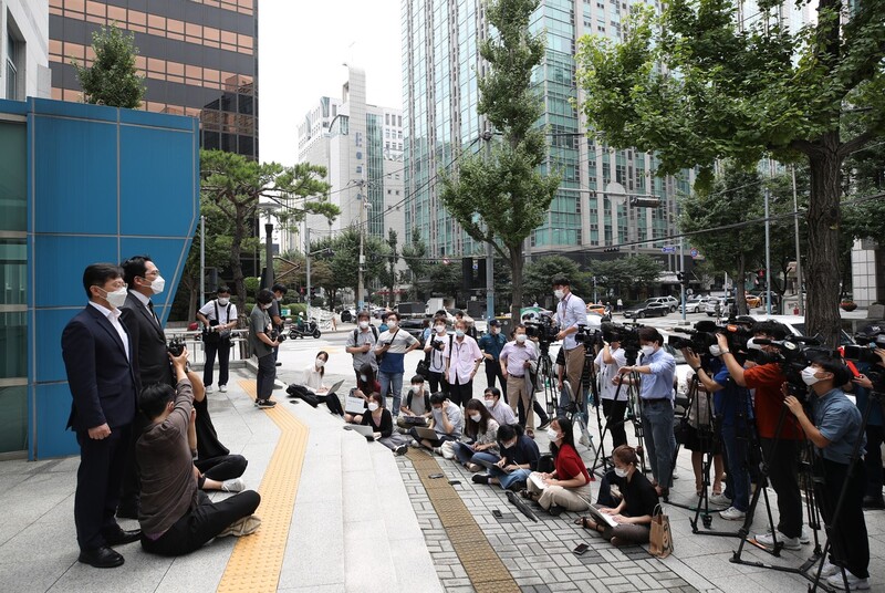 최대집 대한의사협회 회장이 28일 오전 서울지방경찰청 앞에서 보건복지부의 업무개시명령 위반 전공의에 대한 고발과 관련해 긴급 기자회견을 하고 있다. 연합뉴스