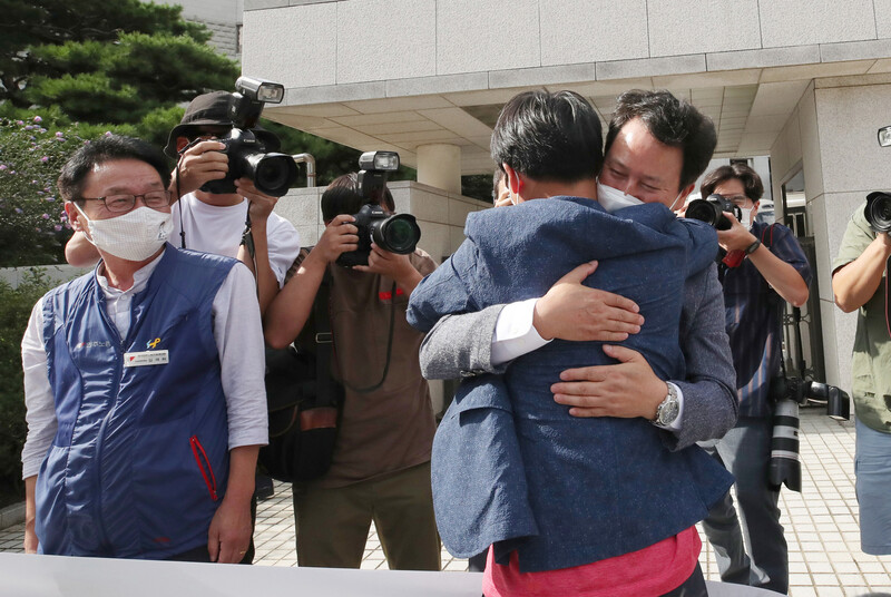 권정오 전국교직원노동조합(전교조) 위원장(오른쪽)이 3일 오후 서울 서초구 대법원에서 열린 법외노조 통보 처분 취소 소송 상고심 선고를 마치고 법정을 나와 정성홍 사무처장과 포옹하며 기쁨을 나누고 있다. 정 사무처장은 2016년 법외노조 통보가 정당하다는 항소심 판결 이후 교육부가 노조 전임자에게 내린 학교 복귀 명령을 거부해 해직됐다. 백소아 기자 thanks@hani.co.kr