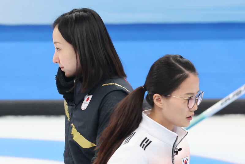 양 팀 주장인 한국 김은정과 일본 후지사와 사쓰키가 14일 중국 베이징 국립 아쿠아틱센터에서 열린 2022 베이징겨울올림픽 컬링 여자 단체전에서 경기에 임하고 있다. 베이징/연합뉴스