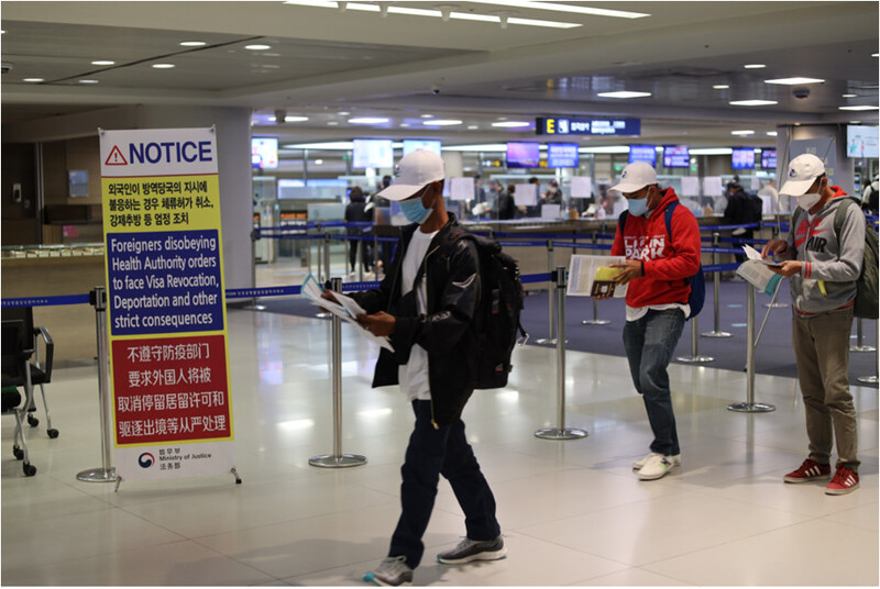 필리핀 국적 계절노동자들이 4일 오전 인천국제공항 입국심사장으로 이동 중이다. 법무부 제공.