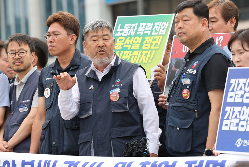 김동명 한국노동조합총연맹(한국노총) 위원장(왼쪽 셋째)이 지난 8일 서울 용산구 대통령실 앞에서 열린 ‘노동탄압 분쇄! 경사노위 참여 전면 중단! 윤석열정권 심판 투쟁선언’ 한국노총 기자회견에서 기자들의 질문에 답하고 있다. 백소아 기자 thanks@hani.co.kr