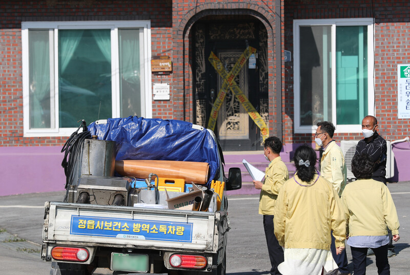 전북 정읍에서 코로나19 확진자와 접촉한 가족과 주민 9명이 무더기로 감염된 가운데 6일 확진자들이 발생한 정읍시 정우면 양지마을로 방역 차량이 들어가고 있다. 전북도는 정우면 양지마을 주민 100명에 대해 동일 집단격리(코호트 격리) 조처를 내렸다. 연합뉴스