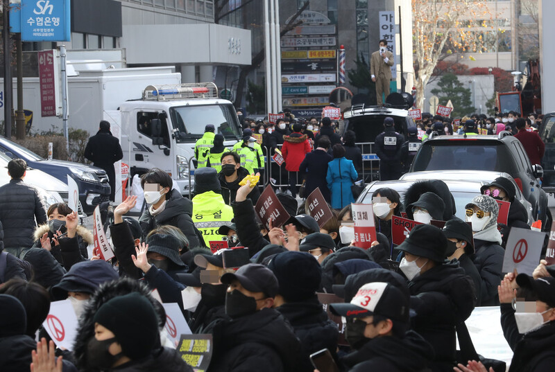 2030 여성 유권자 모임 ‘샤우트아웃’ 회원들이 지난 12일 오후 서울 여의도 더불어민주당 당사 앞에서 ‘여성 혐오 대선’ 규탄 시위를 하고 있다. 이들 뒤쪽으로는 반페미니즘 단체인 ‘신남성연대’의 맞불집회가 열리고 있다. 윤운식 선임기자 yws@hani.co.kr