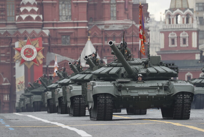 러시아 2차 대전 승전기념일인 지난해 5월9일 모스크바에서 열린 열병식에서 탱크들이 행진하고 있다. 모스크바/EPA 연합뉴스