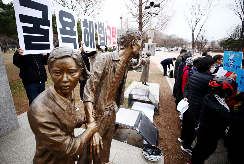 인천지역 진보 정당과 시민단체들이 지난 15일 오후 인천시 부평구 부평공원 강제징용노동자상 앞에서 기자회견을 열어, 일제 강제징용 피해 배상 문제에 대한 정부 해법을 비판하고 있다. 연합뉴스