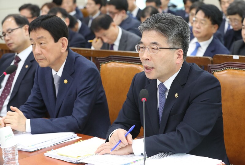 민갑룡 경찰청장이 24일 오전 국회에서 열린 행정안전위원회의 행정안전부, 중앙선거관리위원회, 인사혁신처, 경찰청, 소방청 등의 종합국정감사에서 질의에 답변하고 있다. 강창광 선임기자 chang@hani.co.kr