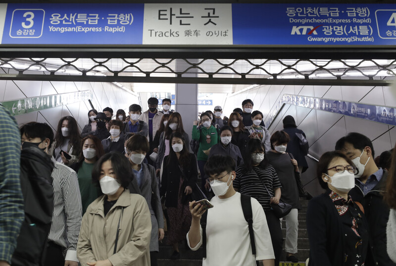 서울시가 지하철 혼잡도가 ‘혼잡 단계’에 이르면 마스크를 착용하지 않은 승객의 탑승을 제한하기로 한 13일 오전 서울 구로구 신도림역에서 시민들이 마스크를 쓰고 열차를 타려고 이동하고 있다. 김혜윤 기자 unique@hani.co.kr