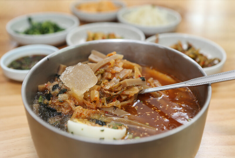 양평에 있는 ‘콩리’의 도토리묵밥. 박미향 기자