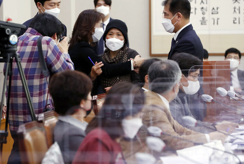 고 김용균씨 어머니 김미숙씨가 8일 서울 여의도 국회에서 열린 법제사법위원회 전체회의 참관 중 중대재해기업처벌법 관련 발언을 하려 하자 제지당하고 있다. 연합뉴스