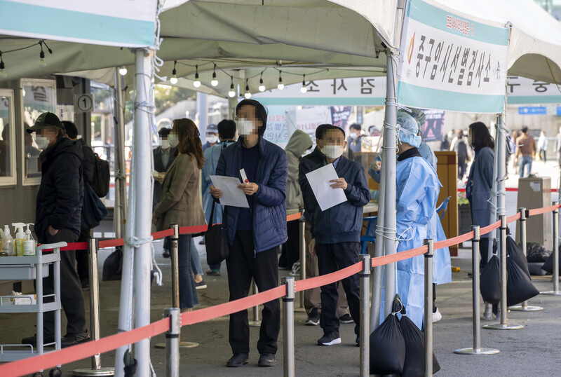 8일 오전 서울역 코로나19 임시선별검사소에 시민들이 검사를 받기 위해 줄을 서 있다. 연합뉴스